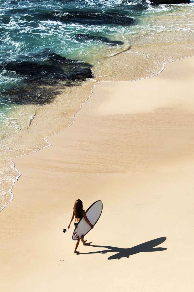 Numele Solutionsurfers este format dintr-un joc de cuvinte: solution = soluție, surfers = surfiști